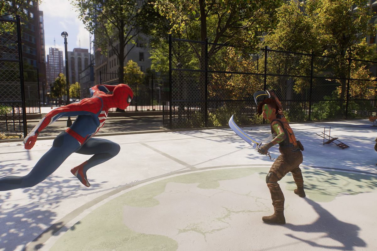 Peter fights a Hunter on a basketball court in Spider-Man 2